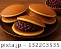 お皿にのせたどら焼き 132203535