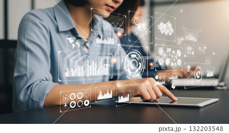 AIでデータを操るビジネスウーマン 132203548