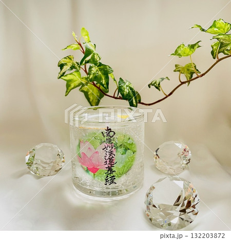 透明なガラス瓶に入ったキャンドルと宝石 132203872
