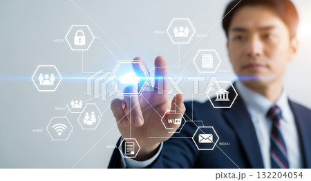 クラウド・タッチスクリーンを操作する男性 132204054