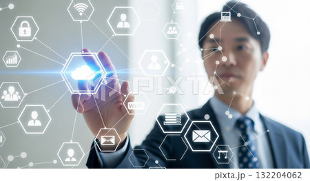クラウド・タッチスクリーンを操作する男性 クラウド・タッチスクリーンを操作する男性 132204062
