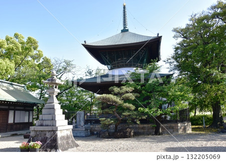 名古屋市 笠寺観音(笠覆寺)境内の多宝塔と新緑 名古屋市 笠寺観音(笠覆寺)境内の多宝塔と新緑 132205069