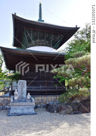 名古屋市　笠寺観音（笠覆寺）境内の多宝塔と新緑 132205071