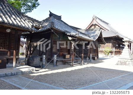 名古屋市　笠寺観音（笠覆寺）境内の延命地蔵堂と白山社と本堂 132205073