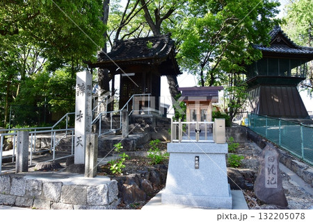 名古屋市　笠寺観音（笠覆寺）の弁天堂と白龍社と鐘楼と新緑 132205078