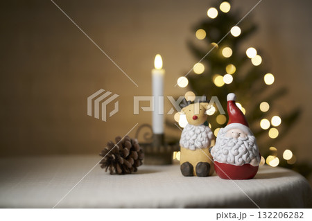サンタクロースとトナカイ クリスマスイメージ サンタクロースとトナカイ クリスマスイメージ 132206282