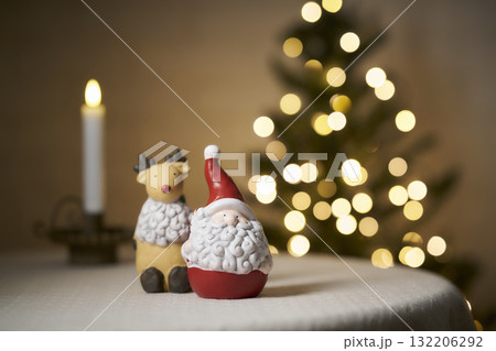 サンタクロースとトナカイ クリスマスイメージ サンタクロースとトナカイ クリスマスイメージ 132206292