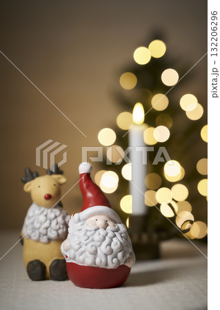 サンタクロースとトナカイ　クリスマスイメージ 132206296