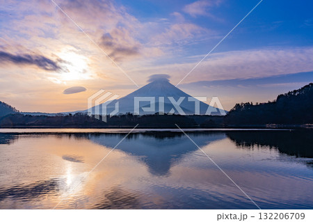 【山梨県】精進湖から望む富士山 日の出 【山梨県】精進湖から望む富士山 日の出 132206709