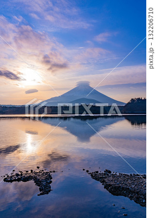 【山梨県】精進湖から望む富士山 日の出 【山梨県】精進湖から望む富士山 日の出 132206710