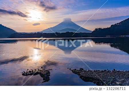 【山梨県】精進湖から望む富士山　日の出 132206711