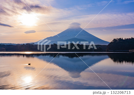 【山梨県】精進湖から望む富士山　日の出 132206713