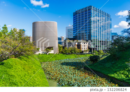 東京都　お濠越しに見る九段会館とビル群 132206824