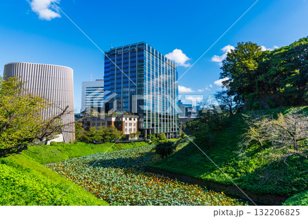 東京都　お濠越しに見る九段会館とビル群 132206825