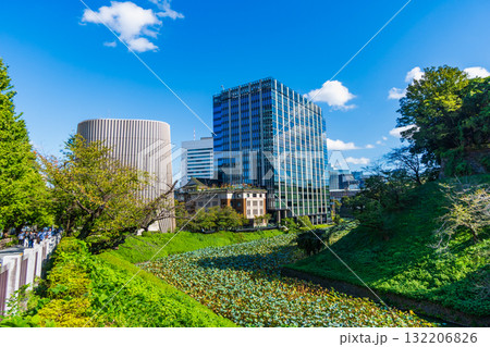 東京都　お濠越しに見る九段会館とビル群 132206826