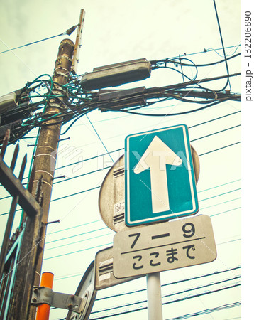 日本の一方通行の標識 日本の一方通行の標識 132206890