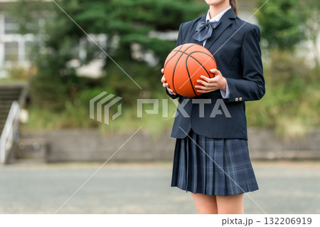 バスケットボールを持って校庭に立つ制服姿の高校生,中学生,小学生の女の子 バスケットボールを持って校庭に立つ制服姿の高校生,中学生,小学生の女の子 132206919