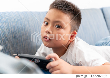 ゲームをする男の子 ゲームをする男の子 132207086