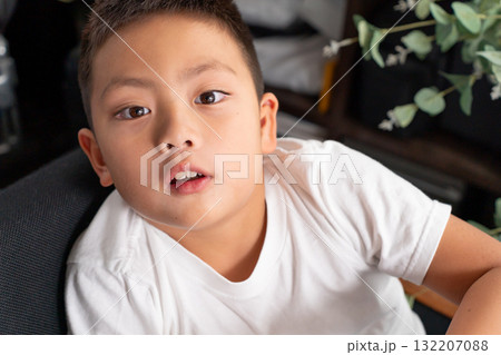 ゲームをする男の子 132207088