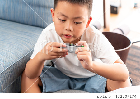 ゲームをする男の子 ゲームをする男の子 132207174