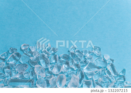 青背景に水晶 132207215