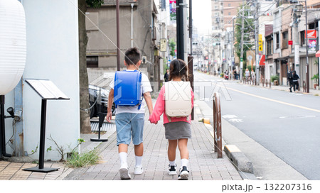 小学生　登下校　後ろ姿 132207316