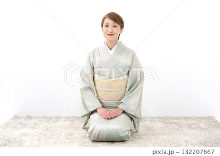 着物で正座する女性 132207667