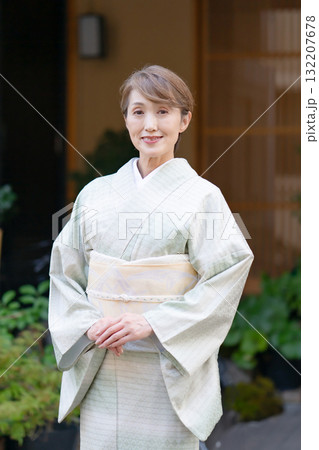 和服の女性 おもてなし 和服の女性 おもてなし 132207678