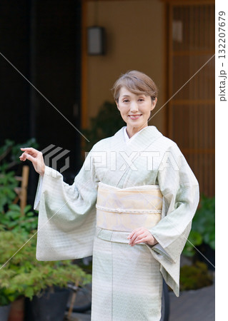 和服の女性　おもてなし 132207679