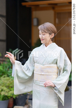 和服の女性　おもてなし 132207680