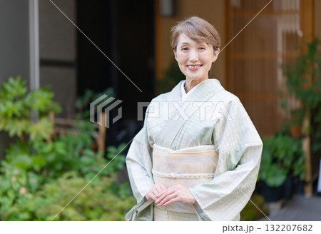 和服の女性　おもてなし 132207682