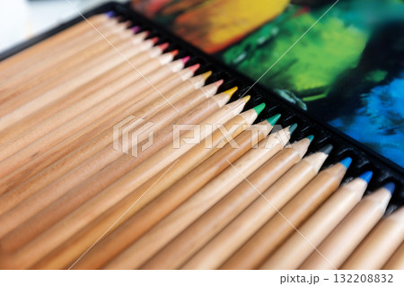 Set of colored pencils for artists in a metal box Set of colored pencils for artists in a metal box 132208832