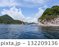 海上から見る隠岐の島の西郷港と市街地 132209136