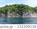 海上から眺める隠岐の島の絶壁 132209138
