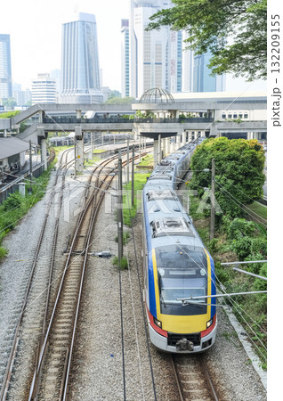 クアラルンプール駅を出発する近郊電車 クアラルンプール駅を出発する近郊電車 132209155