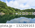 波静かな西郷湾の海岸線 132209163