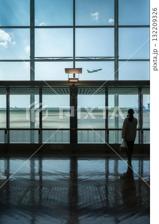那覇空港 御窓越しに見る飛行機のある風景 那覇空港 御窓越しに見る飛行機のある風景 132209326