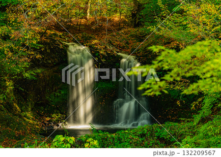 【山梨県富士吉田市】緑残る初秋の鐘山の滝（かねやまのたき） 132209567