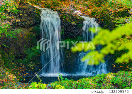 【山梨県富士吉田市】緑残る初秋の鐘山の滝（かねやまのたき） 132209576