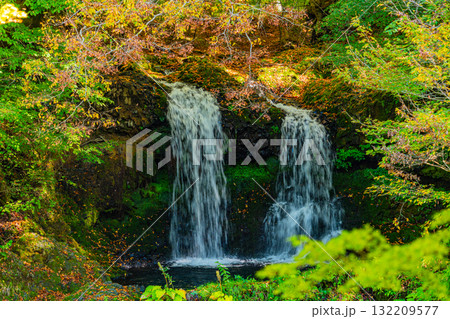 【山梨県富士吉田市】緑残る初秋の鐘山の滝（かねやまのたき） 132209577