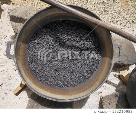 Birds view of bowl filled with cofee beans outdoor Birds view of bowl filled with cofee beans outdoor 132210982
