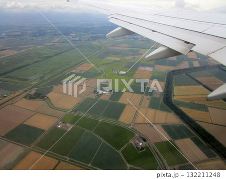 北海道・新千歳空港上空付近からの風景（航空写真） 132211248