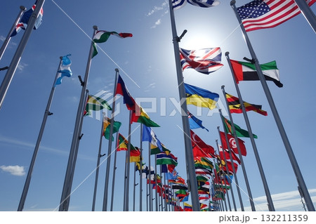 快晴の大空にはためく万国旗 132211359