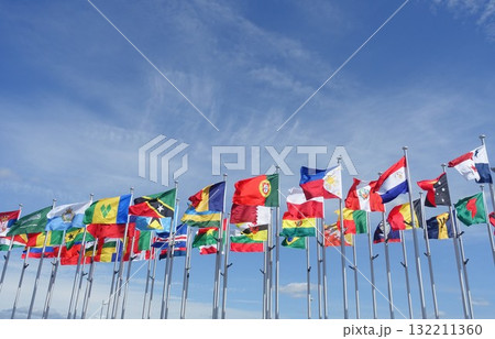 快晴の大空にはためく万国旗 132211360
