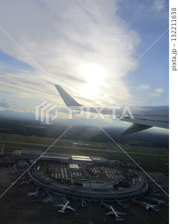 北海道・新千歳空港上空から見た離陸時の風景・航空写真 132211638
