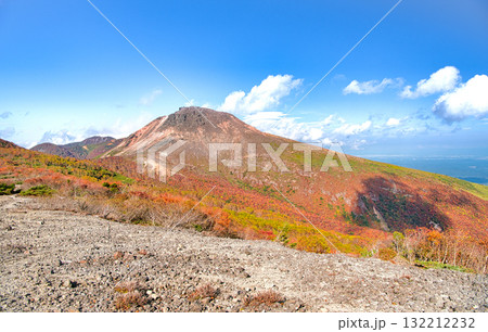 栃木県那須町　秋の紅葉に染まる茶臼岳 132212232