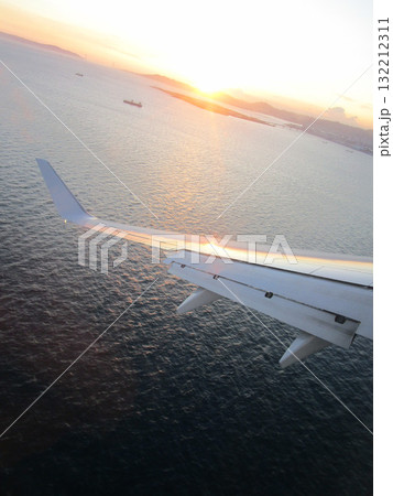 飛行機から見た神戸空港付近の風景・着陸・夕焼け（航空写真） 132212311