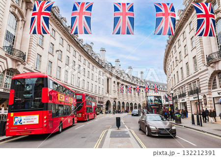 ロンドン中心街　ピカデリー・サーカス　※一部ソフトフォーカス 132212391