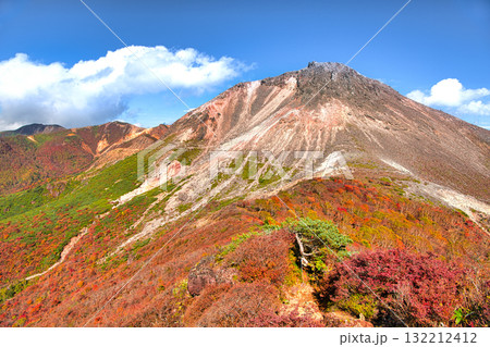 栃木県那須町 秋の紅葉に染まる茶臼岳 栃木県那須町 秋の紅葉に染まる茶臼岳 132212412
