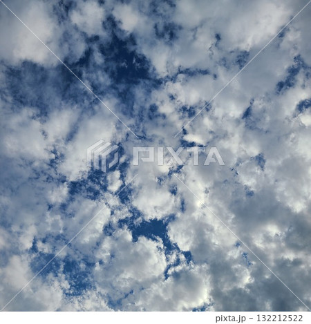 雲の多い秋空 132212522